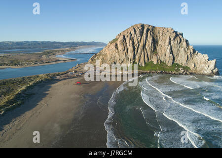 Luftaufnahme von Morro Bay Rock, Morro Bay, Kalifornien Stockfoto