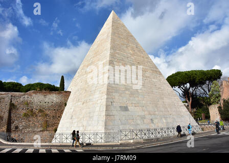 Menschen, die zu Fuß vor der alten Pyramide des Cestius, im Zentrum von Rom Stockfoto