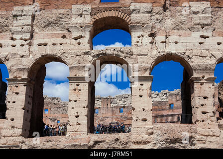 Touristen, die Rom Kolosseum Monuemntal Arkaden Stockfoto