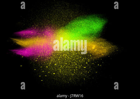 Frieren Sie Bewegung bunte Pulver explodiert isolierten auf schwarzen Hintergrund dunkel. Abstrakte Muster Farbe Staubwolke. Partikel-Explosion-Bildschirmschoner, w Stockfoto