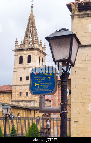 Ein Schild an einem Laternenpfahl Kennzeichnung der Camino de Santiago Pilgerweg nach Santiago De Compostela, Kloster St. Pelayo, Oviedo, Asturien, Spanien Stockfoto