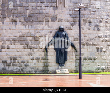 Denkmal für die Belagerung von Oviedo, Kirche des Hl. Franziskus von Assisi, (La Gesta), Plaza del Fresno im brutalistischen Stil, Plaza Oviedo, Asturien, Spanien Stockfoto