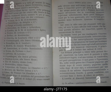 "Dalla Terra alla Luna Seite. 104 105 ist eine Referenz auf die Seiten 104 und 105 des Buches Dalla Terra alla Luna von Jules Verne, in dem ein Kapitel der Mondforschung beschrieben wird. Stockfoto