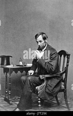 Dieses ikonische Foto, „Abraham Lincoln O 60“ von Mathew Brady, zeigt Präsident Abraham Lincoln während des Amerikanischen Bürgerkriegs 1862 und bietet einen historischen Einblick in den US-Führer in einem entscheidenden Moment. Stockfoto