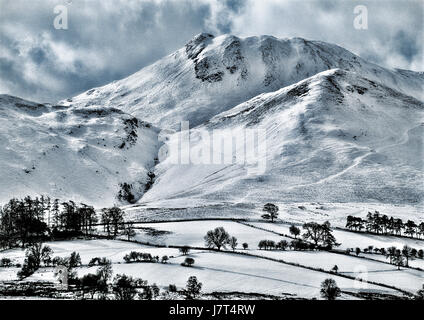 Schneereiche Winter Szene aus braithwaite, wie gegen Causey Pike, Barrow Gill und outerside, in der Nähe der Wasser- und Keswick zu Derwent Stockfoto