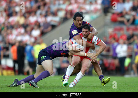 St Helens Matty Smith (Mitte) von Wigan Warriors Jack Wells (links) und Taulima Tautai während der Betfred Super-League-Spiel im Stadium ganz böse, St Helens in Angriff genommen wird. Stockfoto