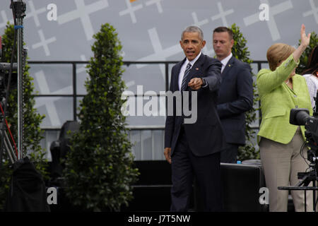 Berlin, Deutschland. 25. Mai 2017. Barack Obama deutet auf ein Mitglied des Publikums. Der Kanzler von Deutschland Angela Merkel und Barack Obama, der ehemalige US-Präsident, gesprochen auf dem Kirchentag "an Demokratie beteiligt sein: unter Verantwortung lokal und Global". Sie schlossen sich der Bischof der Evangelisch-Lutherischen Kirche in Bayern und Vorsitzender des Rates der EKD, Heinrich Bedford-Strohm, sowie der Präsident des 36. Kirchentags, Christina Aus der Au. Am Ende einer Gruppe von deutschen und amerikanischen konnten die Jugendlichen einige Fragen dazu zu stellen. Bildnachweis: Pazifische Presse/Alamy L Stockfoto