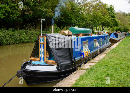 Lastkähne auf der Kennet und Avon Kanal zwischen Bradford und Avon und Bad in Wiltshire, England. Stockfoto