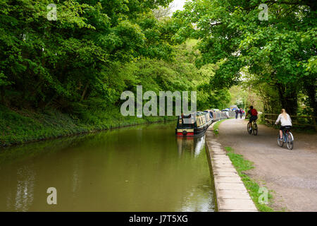 Lastkähne auf der Kennet und Avon Kanal zwischen Bradford und Avon und Bad in Wiltshire, England. Stockfoto