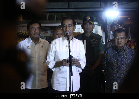 Präsident Joko 'Jokowi' Widodo, zusammen mit Vizepräsident Jusuf Kalla, Staatschef Intelligenz Agentur Budi Gunawan und stellvertretender Leiter der indonesischen Polizei Generalkommissar Syafruddin, besuchen den Speicherort der Selbstmordanschlag im Kampung Melayu Busbahnhof, Jakarta, Donnerstagabend, 25. Mai 2017. In einer Pressekonferenz den Medien nach dem Besuch Präsident Jokowi geliefert eine Botschaft an die Regierung und das Parlament sofort abschließen der Anti-Terror-Gesetze ", dass die Behörden ein starkes Fundament in Akt haben" Jokowi sagte. (Foto von Tubagus Aditya Irawan/Pacific Press) Stockfoto