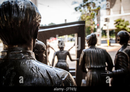 Statuen am Richard und Annette Bloch Krebs Überlebenden Plaza, Dallas, Tx. Stockfoto