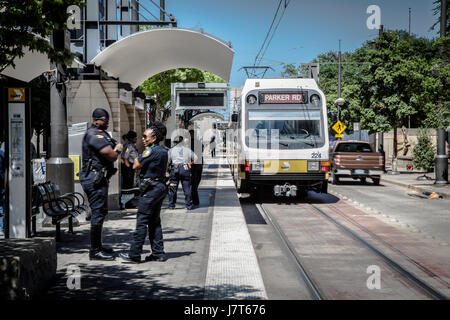 S-Bahn durch den downtown-Geschäftsbezirk, Dallas Texas Reisen. Stockfoto