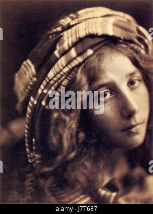 Ein Foto mit dem Titel „Beatrice Cenci“ von Julia Margaret Cameron, das die tragische Figur Beatrice Cenci zeigt, eine historische Figur, die mit der italienischen Geschichte und Kultur assoziiert ist. Stockfoto