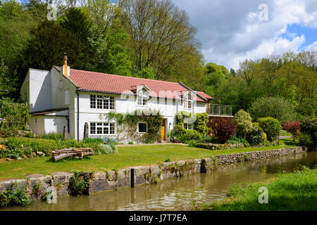 Haus und Garten auf der Kennet und Avon Kanal zwischen Bradford und Avon und Bad in Wiltshire, England. Stockfoto