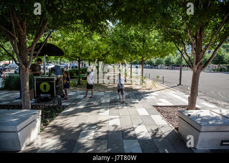 Kinder Runing Klyde Warren Park, Dallas, Texas Stockfoto