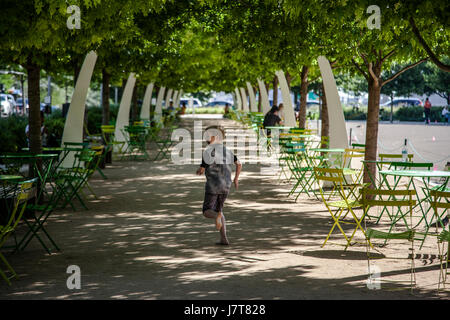 Kinder Runing Klyde Warren Park, Dallas, Texas Stockfoto