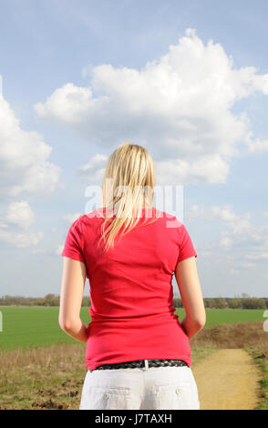 Frau traurige Entscheidung Kummer Weg allein einsam blau betrachten meditative Hügel Stockfoto
