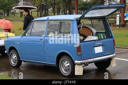 Der Honda LN360 von 1967 war ein kompaktes dreirädriges Fahrzeug, das für seine Nutzbarkeit und Funktionalität bekannt ist. Diese Rückansicht unterstreicht das unverwechselbare Design, das ihn in den 1960er Jahren für den kommerziellen und privaten Gebrauch in Japan beliebt machte Stockfoto