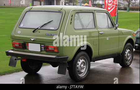 Der 1987 Lada Niva 1600 ist ein robuster, kompakter SUV, der für seine Geländegängigkeit bekannt ist. Die Rückansicht des Fahrzeugs zeigt sein robustes Design und seine praktische Funktionalität für schwieriges Gelände, was es zu einer beliebten Wahl für Geländefahrer macht. Stockfoto