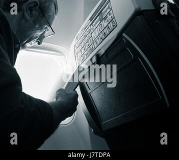Ryanair.Mature Mann, der versucht in Fensterplatz auf Ryanair-Flug schlafen. Stockfoto