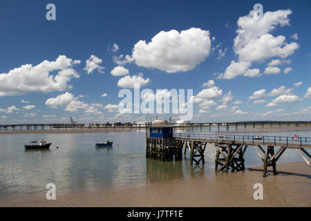 Steg und Booten am Holehaven Creek, Canvey Insel, Essex, England Stockfoto