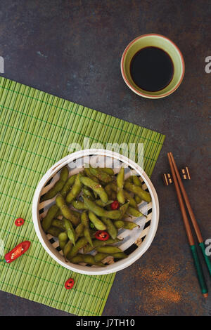 Würzige Edamame Sojabohnen mit Togarashi und Salz, fertig zum Verzehr. Ansicht von oben, Leerzeichen Stockfoto