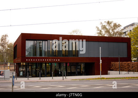 Das „Besucherzentrum Berliner Mauer“ bezieht sich auf das Besucherzentrum an der Berliner Mauer, einem bedeutenden historischen Ort in Berlin. Das Zentrum informiert die Besucher über die Geschichte, Bedeutung und Ereignisse rund um die Berliner Mauer und ihre Auswirkungen auf die Stadt und die Welt. Stockfoto