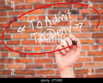 Hand des Mannes zu zugeben - verweigern, mit schwarzem Filzstift auf Bildschirm zu schreiben. Auf Hintergrund isoliert. Wirtschaft, Technologie, Internet-Konzept. Stock Foto Stockfoto