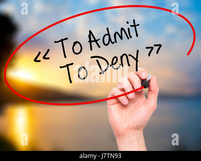 Hand des Mannes zu zugeben - verweigern, mit schwarzem Filzstift auf Bildschirm zu schreiben. Auf Hintergrund isoliert. Wirtschaft, Technologie, Internet-Konzept. Stock Foto Stockfoto