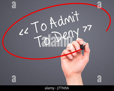 Hand des Mannes zu zugeben - verweigern, mit schwarzem Filzstift auf Bildschirm zu schreiben. Auf Hintergrund isoliert. Wirtschaft, Technologie, Internet-Konzept. Stock Foto Stockfoto