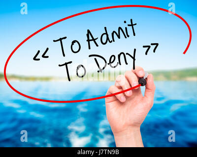 Hand des Mannes zu zugeben - verweigern, mit schwarzem Filzstift auf Bildschirm zu schreiben. Auf Hintergrund isoliert. Wirtschaft, Technologie, Internet-Konzept. Stock Foto Stockfoto