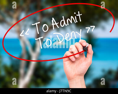 Hand des Mannes zu zugeben - verweigern, mit schwarzem Filzstift auf Bildschirm zu schreiben. Auf Hintergrund isoliert. Wirtschaft, Technologie, Internet-Konzept. Stock Foto Stockfoto