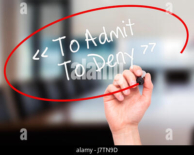 Hand des Mannes zu zugeben - verweigern, mit schwarzem Filzstift auf Bildschirm zu schreiben. Auf Hintergrund isoliert. Wirtschaft, Technologie, Internet-Konzept. Stock Foto Stockfoto