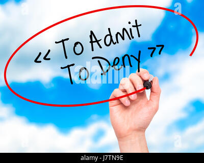 Hand des Mannes zu zugeben - verweigern, mit schwarzem Filzstift auf Bildschirm zu schreiben. Auf Hintergrund isoliert. Wirtschaft, Technologie, Internet-Konzept. Stock Foto Stockfoto