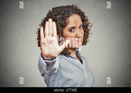 Closeup Portrait junge verärgert böse Frau mit dem schlechten Haltung geben sprechen zur hand Geste mit der Handfläche nach außen isolierten graue Wand Hintergrund. Negativen Summen Stockfoto