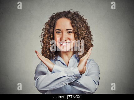 Glücklich lächelnde junge Frau, die mit stop Geste auf grauen Hintergrund. Menschliche emotion Gesichtsausdruck Gefühle, Zeichen, Symbole, Körper Stockfoto