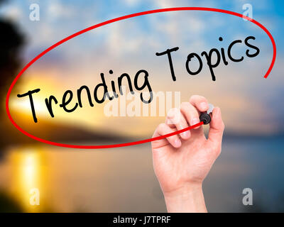 Hand des Mannes verlaufenden Themen mit schwarzem Filzstift auf Bildschirm zu schreiben. Auf Hintergrund isoliert. Wirtschaft, Technologie, Internet-Konzept. Stock Foto Stockfoto