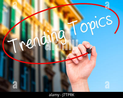 Hand des Mannes verlaufenden Themen mit schwarzem Filzstift auf Bildschirm zu schreiben. Auf Hintergrund isoliert. Wirtschaft, Technologie, Internet-Konzept. Stock Foto Stockfoto