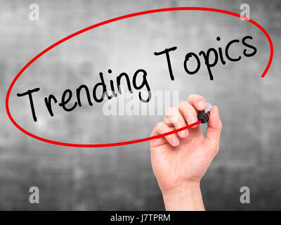 Hand des Mannes verlaufenden Themen mit schwarzem Filzstift auf Bildschirm zu schreiben. Auf Hintergrund isoliert. Wirtschaft, Technologie, Internet-Konzept. Stock Foto Stockfoto