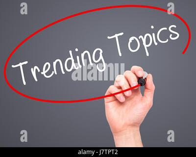 Hand des Mannes verlaufenden Themen mit schwarzem Filzstift auf Bildschirm zu schreiben. Auf Hintergrund isoliert. Wirtschaft, Technologie, Internet-Konzept. Stock Foto Stockfoto