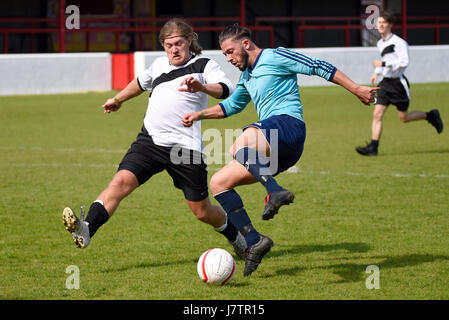 Harry Berry und Kieran Lee spielen in einem Benefizfußballspiel für Jayla Agbonlahor in Dagenham. Tackle. Herausforderung Stockfoto