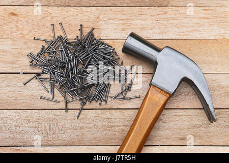 Hammer und Nägel auf Holz Hintergrund Stockfoto