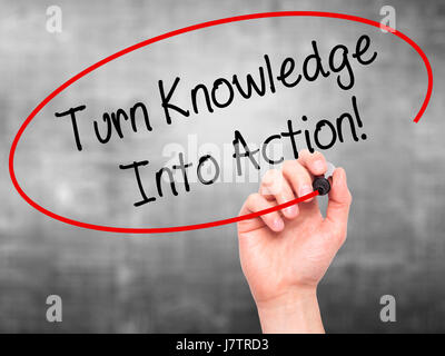 Hand des Mannes schreiben wiederum wissen in Aktion! mit schwarzen Balken am Bildschirm. Isoliert auf grau. Wirtschaft, Technologie, Internet-Konzept. Stock Foto Stockfoto