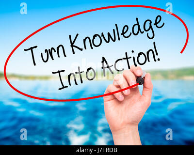 Hand des Mannes schreiben wiederum wissen in Aktion! mit schwarzen Balken am Bildschirm. Isoliert auf Natur. Wirtschaft, Technologie, Internet-Konzept. Lager Pho Stockfoto