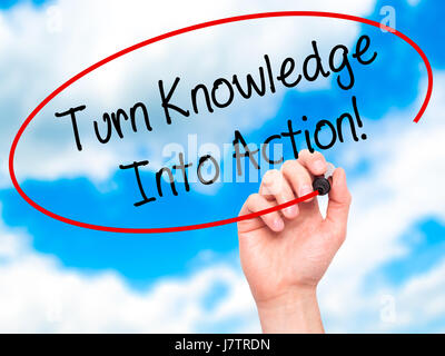 Hand des Mannes schreiben wiederum wissen in Aktion! mit schwarzen Balken am Bildschirm. Isoliert auf Sky. Wirtschaft, Technologie, Internet-Konzept. Stock Foto Stockfoto