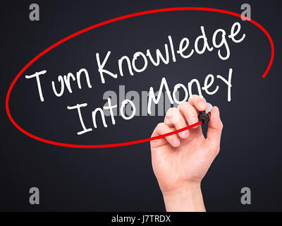 Hand des Mannes wissen in Geld verwandeln mit schwarzem Filzstift auf Bildschirm zu schreiben. Isoliert auf schwarz. Wirtschaft, Technologie, Internet-Konzept. Stock Foto Stockfoto