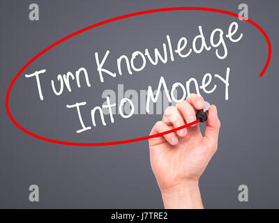 Hand des Mannes wissen in Geld verwandeln mit schwarzem Filzstift auf Bildschirm zu schreiben. Isoliert auf grau. Wirtschaft, Technologie, Internet-Konzept. Stock Foto Stockfoto