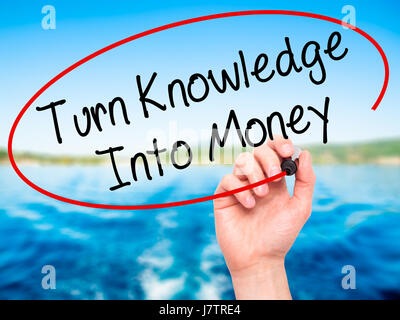 Hand des Mannes wissen in Geld verwandeln mit schwarzem Filzstift auf Bildschirm zu schreiben. Isoliert auf Natur. Wirtschaft, Technologie, Internet-Konzept. Stock Foto Stockfoto