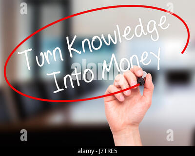 Hand des Mannes wissen in Geld verwandeln mit schwarzem Filzstift auf Bildschirm zu schreiben. Isoliert auf Büro. Wirtschaft, Technologie, Internet-Konzept. Stock Foto Stockfoto