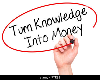 Hand des Mannes wissen in Geld verwandeln mit schwarzem Filzstift auf Bildschirm zu schreiben. Isoliert auf weiss. Wirtschaft, Technologie, Internet-Konzept. Stock Foto Stockfoto